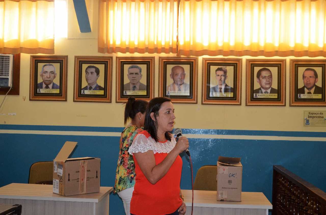 Secretaria de Saúde de Camacã faz entrega de 70 Tabletes para Agentes Comunitários